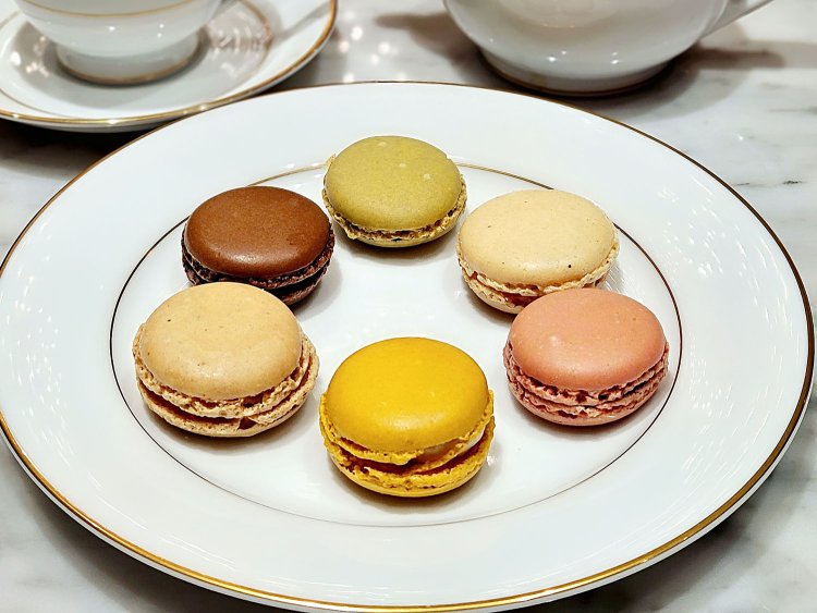 マカロン（1番奥から時計回りに）ピスターシュ410円、ジャスマン410円、フランボワーズ378円、シトロン378円、ヴァニーユ378円、ショコラ378円。