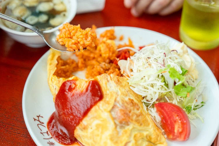 『中華レストラン はつみ』のオムライスはスープ付きで850円。