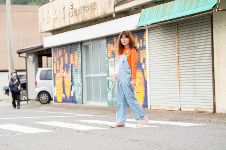 「歩くと思い出が降りてきますね」。通学路でもあったという中野商店街。残念ながら廃業した店が多い。