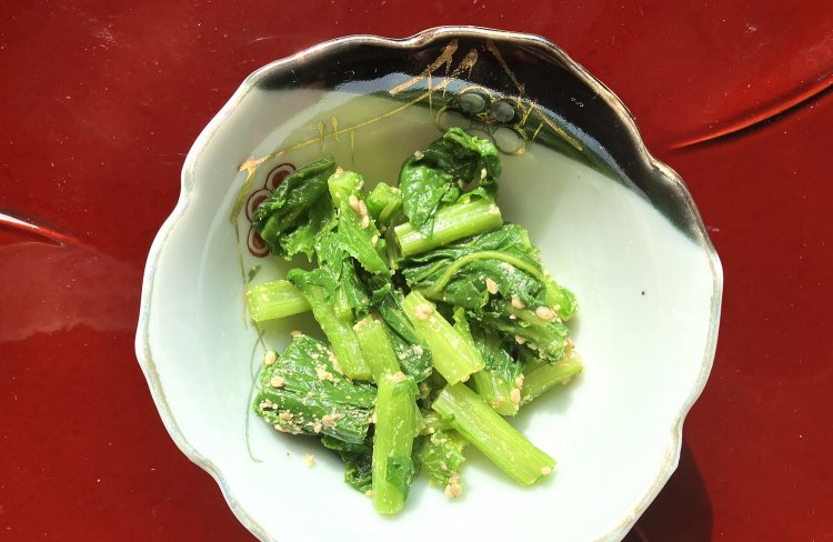 京都の八百屋さんで買ってきた畑菜。実家（滋賀県）の母が辛子和えにしてくれたので、ゴマが追加されているのは母のオリジナル。