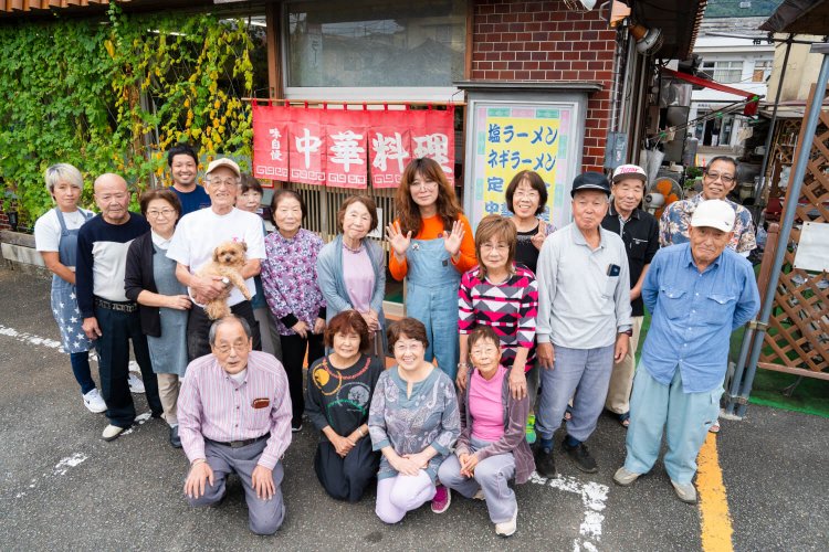 里帰りに駆けつけたお父さん（前列左）と、『はつみ食堂』の方々、ファンのご近所さんも大集合。