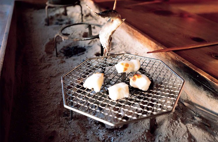 お着きのお菓子は季節に応じて。1月は囲炉裏で餅を焼き、ぜんざいを出してくれた。