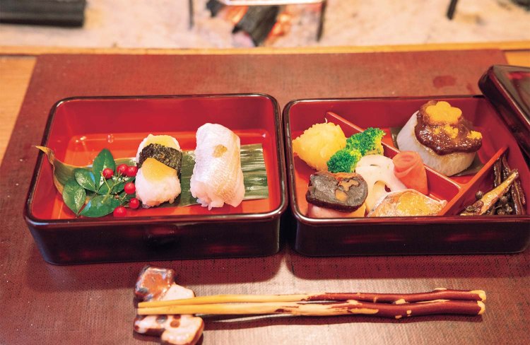 彩りよく上品な盛りつけ。鮒寿司（右の重の下）や福井県敦賀の小鯛の笹寿司（左の重の右）など、夕食では郷土の味をたっぷりと。