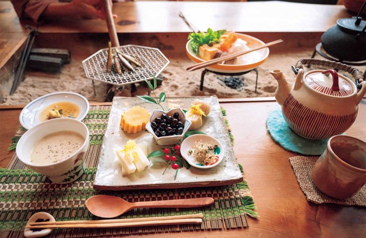 朝食も囲炉裏を使い、手間隙かけた料理を味わえる。