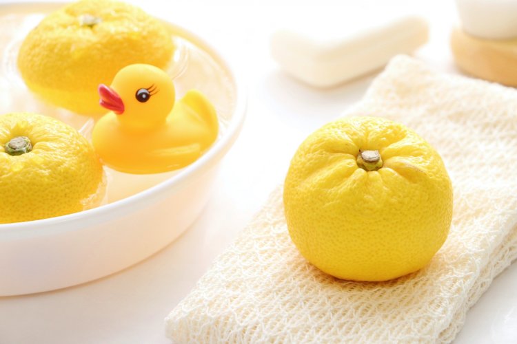 ゆず湯でほっと温まると、一年の疲れも癒やされるような感覚に（画像＝写真AC）。