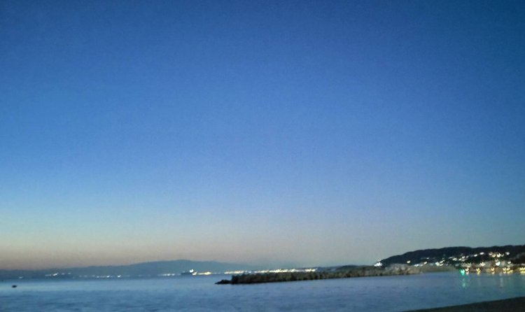 夜の暗闇に染まる直前の青の世界。日中の青空とは違った静寂を感じる瞬間。