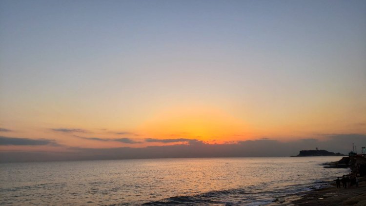 ブルーとオレンジのグラデーションが美しい。魔法にかけられたような空が広がる。