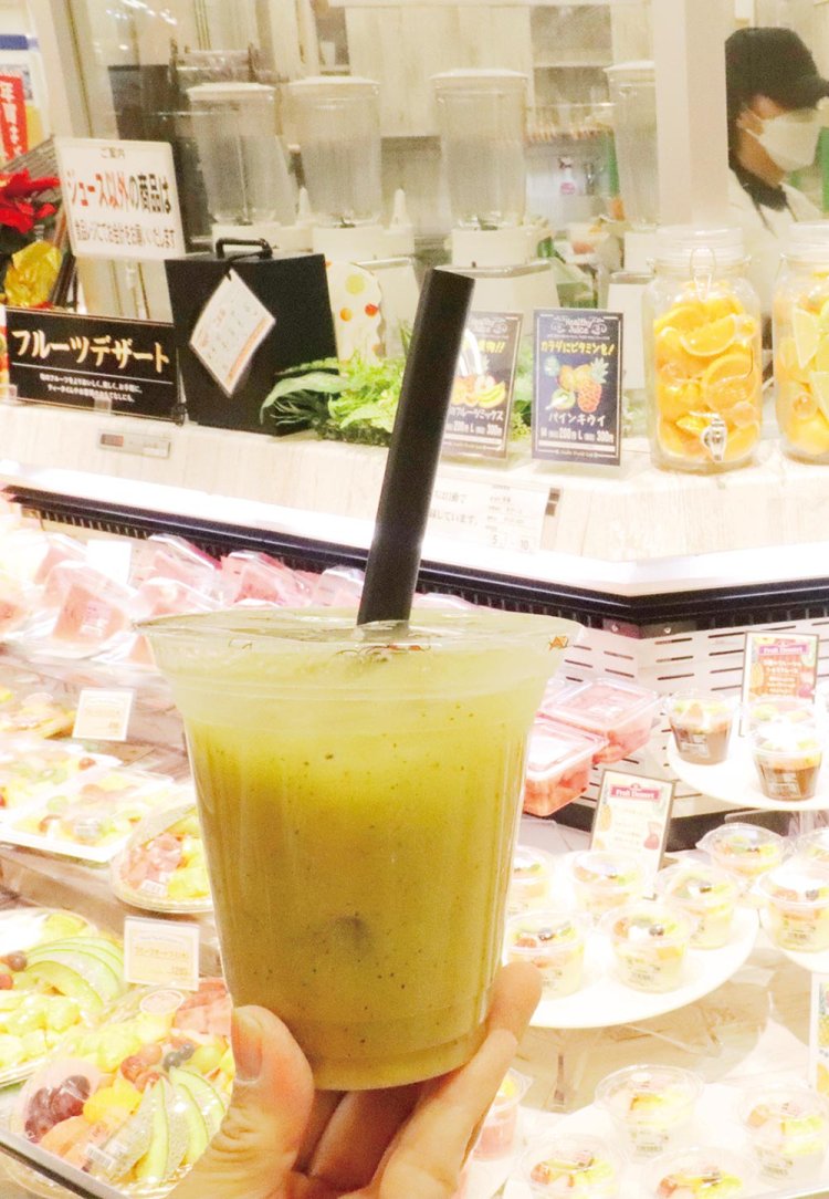 夏～秋の人気フレッシュジュースはフレッシュキウイ「サンゴールド」Mサイズ400円。