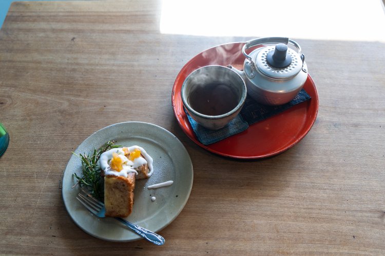 自家製のジャムを使った柿ジャムとクリームチーズのパウンドケーキ500円と嘉兵衛番茶550円。平日の14時以降はセットで100円引き。