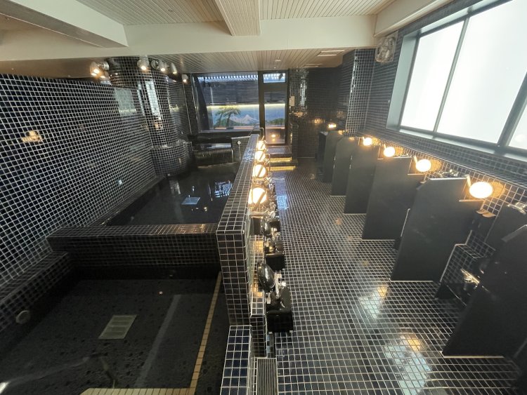 藍色のタイルが全面に貼られたシックな浴室。