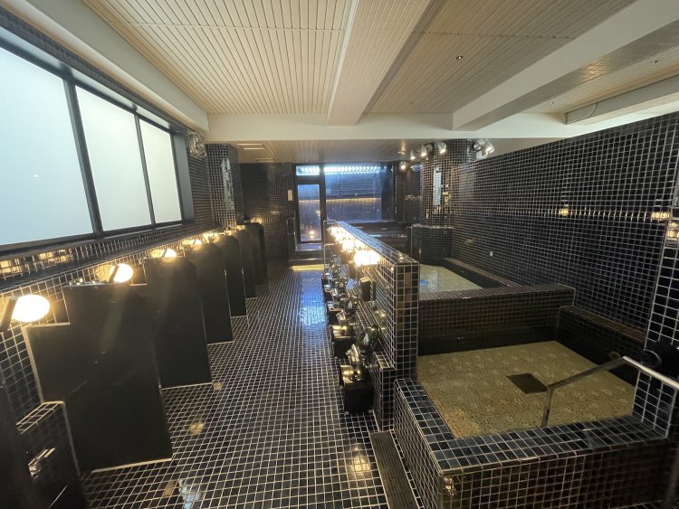 3つの浴槽が並ぶ内湯。