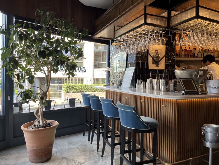 入り口を入ってすぐのところにはバーカウンターがある。