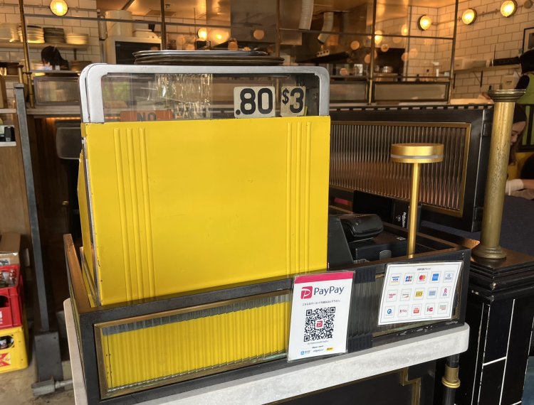 アンティークに囲まれた店内に、レトロなレジスターがなじんでいる。