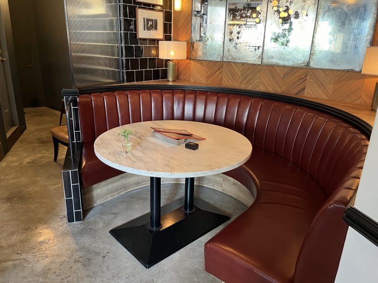 ゆったりと座れるソファ席。