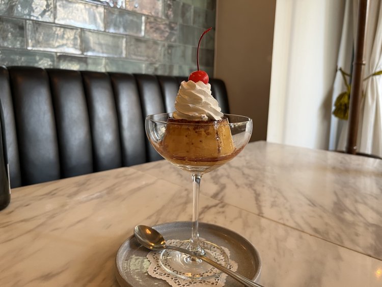 アンティークで揃えられた店内にマッチするクラシックプリン。