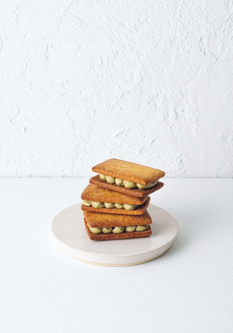 ピスタチオとグリオットチェリーのあんバターサブレサンド3枚1458円。