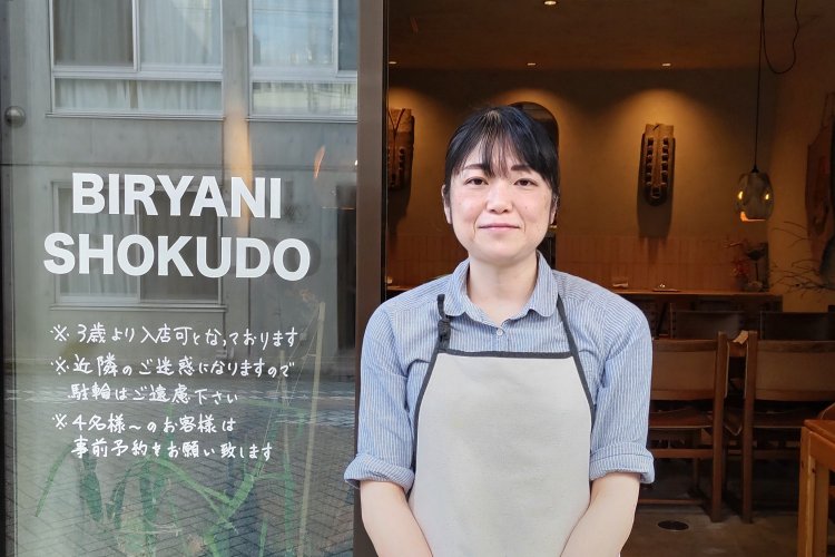 店長の渡辺織恵さん。平日は1人でお店を切り盛りしており、キッチンとフロアを駆け巡っている。