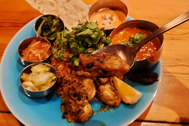 ふっくらとしたメイントッピングの牡蠣。スパイスの香りが、牡蠣そのものの凝縮された旨味を引き立てる。