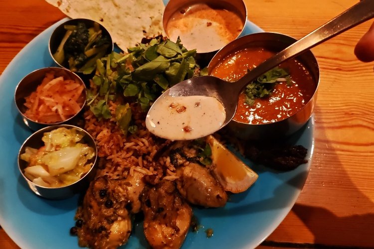 ライタにはコリアンダーがまぶしてある。ビリヤニにかければ、まろやかな味わいに変化。