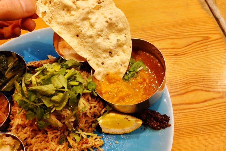 そのままかじったり、砕いて振りかけたり、パパダムの味わい方は自由。カレーをディップするのもおすすめ。