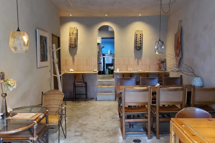 テーブルやイス、壁の装飾など、店内は異国情緒に満ちている。キッチンへ続くアーチ状の出入り口も素敵。
