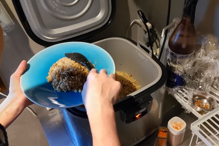 美しいブルーのお皿にスパイスで炊いたご飯を盛り付け、その上にカイエンペッパー（唐辛子）をひと振り。