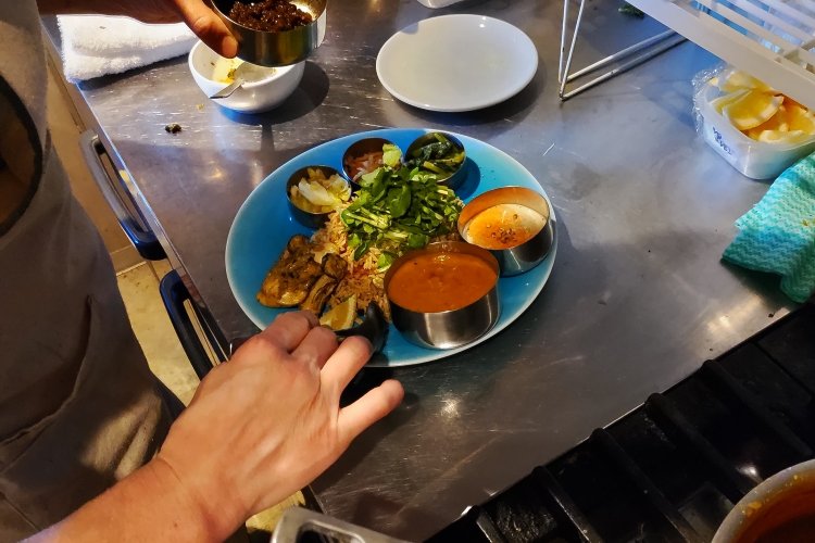 右側にカレーとライタの器を並べ、その手前側に酸味が強めのチャツネを大さじ1杯ほど。