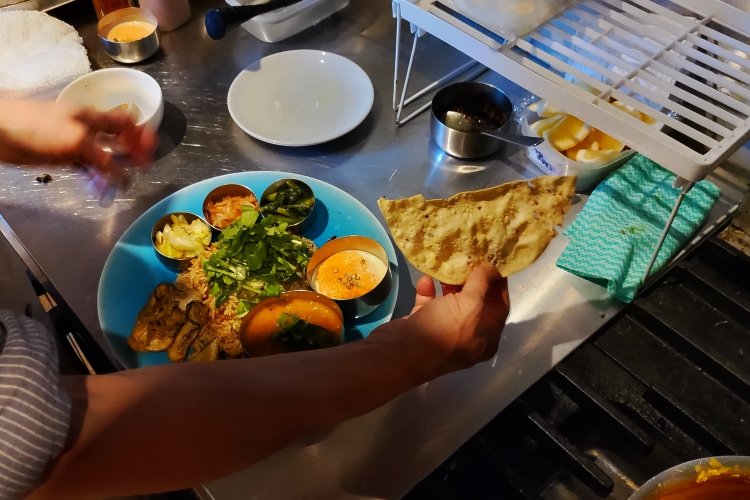 仕上げにカットレモンとパパダムを添えれば出来上がり。パパダムがお皿からはみ出してもお構いなし。