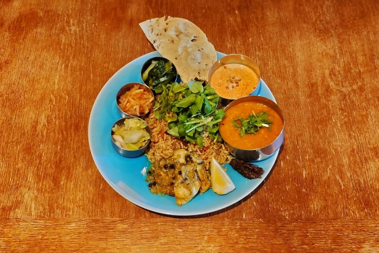 本日のビリヤニ・スペシャルプレートは、彩り豊かでボリューム満点。まさに特別な日のごちそうだ。