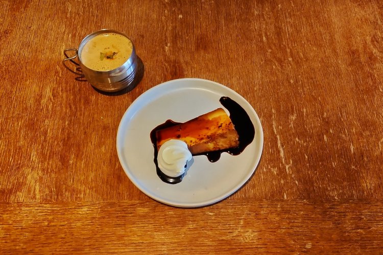 食後のデザートには、プリン＆マサラチャイセットを。カスタードプリンのレシピは門外不出だ。