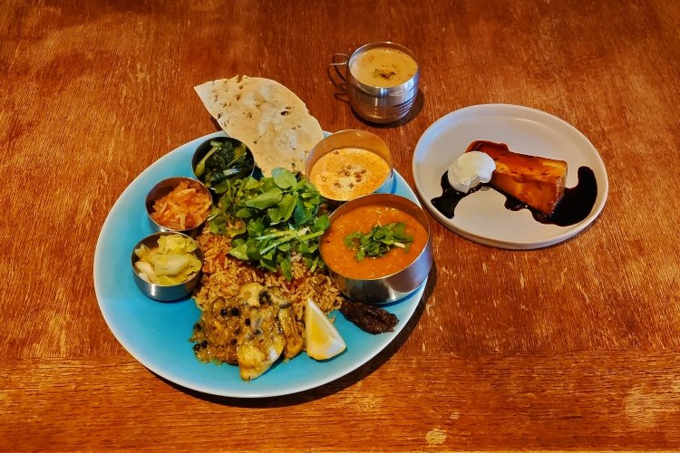 豪華なビリヤニは、ハレの日の食事にふさわしい。プリン＆マサラチャイとともに、食後の余韻に浸りたい。