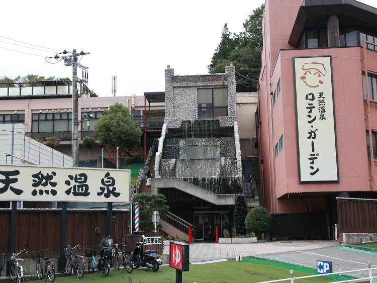 「（温）泉よ……俺の体を癒やして……」。