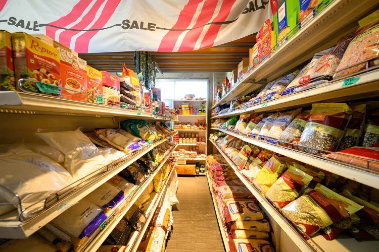 食材コーナーを回っているとインドの香りに包まれる。