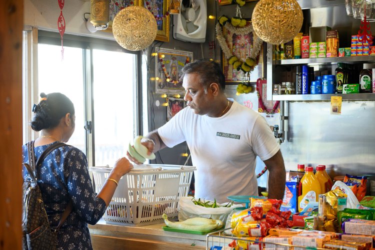 団地に住むインド人がひっきりなしに買い物にやってくる。