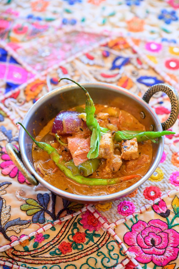 チーズが濃厚なパニールカレー1200円。