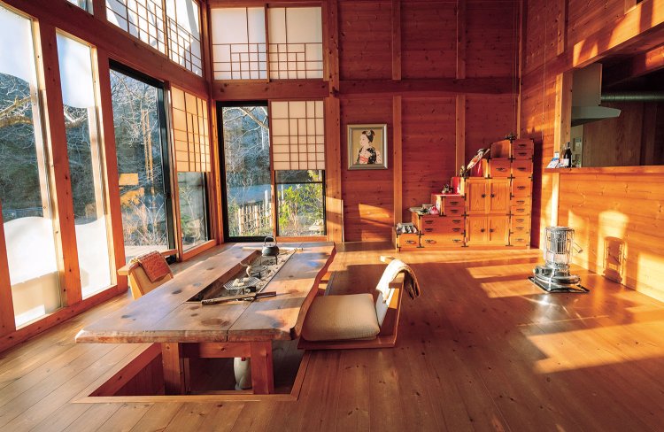 囲炉裏のある食事処には6m50cmの通し柱を用いた。吹き抜けの天井には長さの違う4本の木材が梁として使われている。