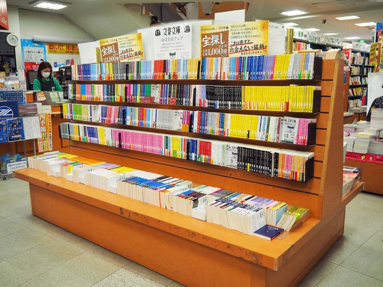 売れ筋だけでなく掘り出し物の文庫に出合える「ほぼ全点フェア」も。
