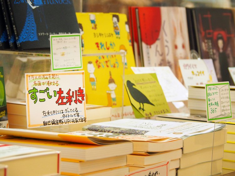 ついつい見入ってしまう手書きPOPが並ぶ。