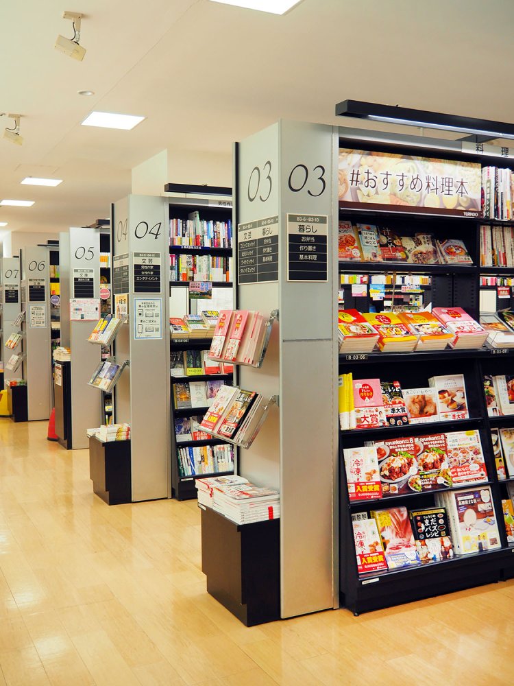 背の高い面陳の棚が多いのも特徴。