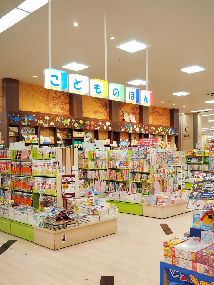 店舗奥にずらりと並ぶ専門書の棚。