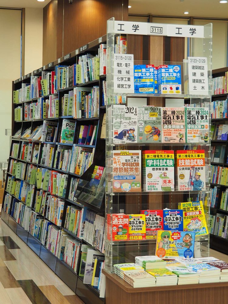 見本も多く用意されている児童書コーナー。「大人も子供も一緒に楽しめるような企画を考えていきたい」と村上さん。