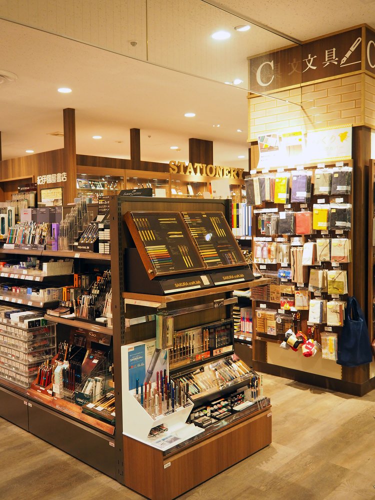 ハイエンドな文具が充実、専門スタッフも常駐している。