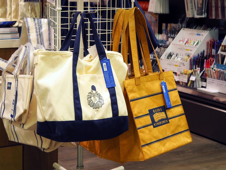 近隣ではここにしかない、紀伊國屋書店グッズコーナー。