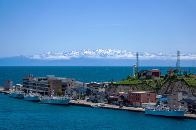 天候に恵まれれば、能登町から海の向こうに北アルプスの峰々が一望できる。