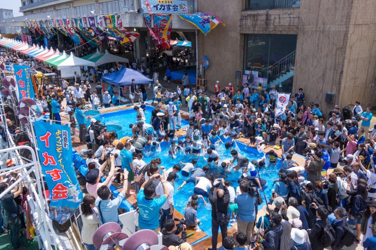 朝獲れイカのつかみどりやイカ焼きコーナーなど、イカづくしの「イカす会」（2024年は中止）。