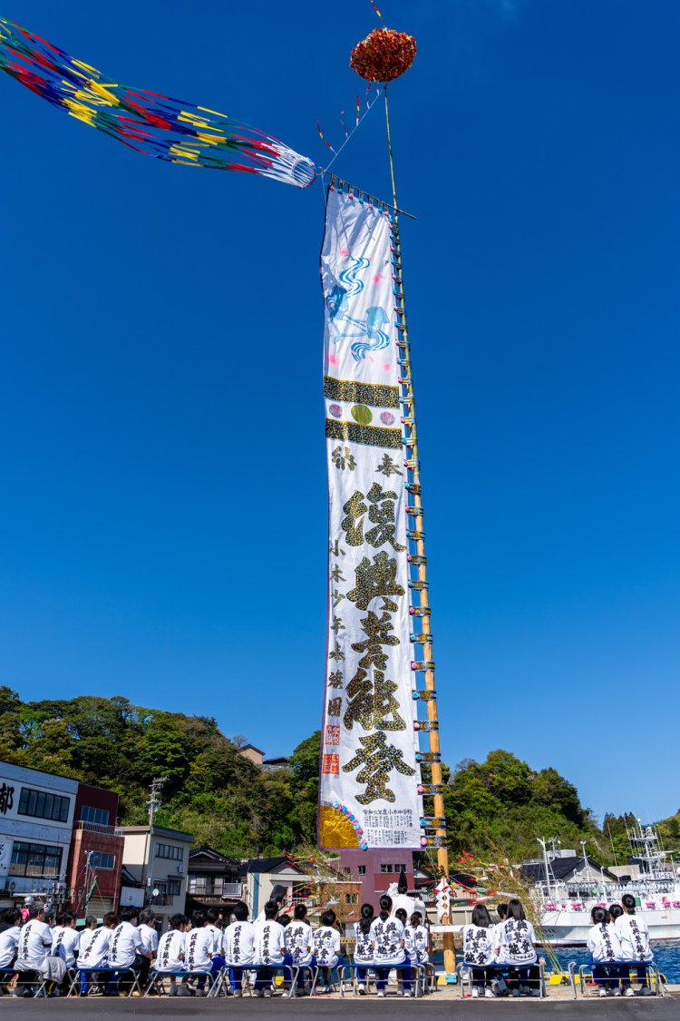 5月に小木で行われる「とも旗祭り」。2024年は中止となったが、2025年3月で閉校になる小木中学校の生徒たちが復興を願い、旗を制作して船に掲げた。