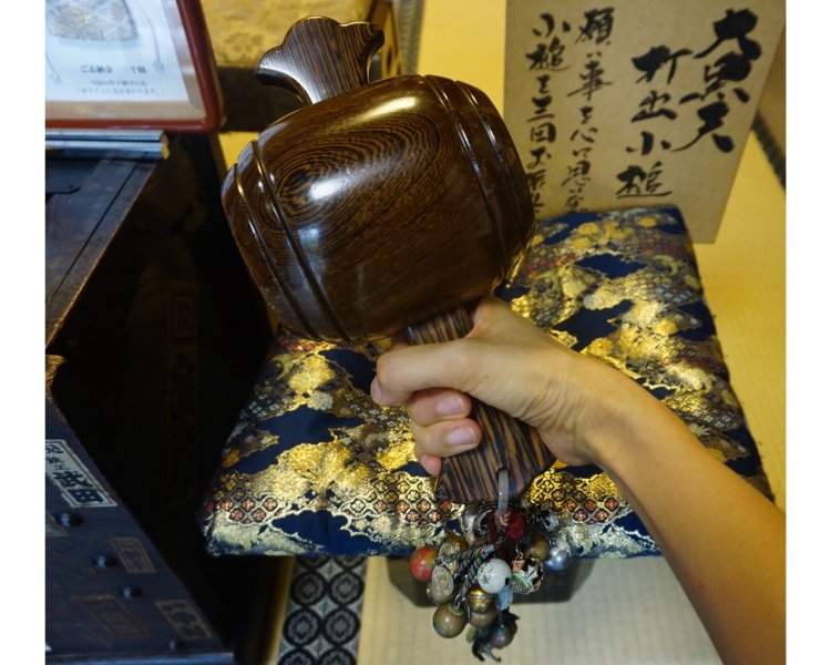 大黒堂に置かれた打出の小槌は手に持って振ることができる。