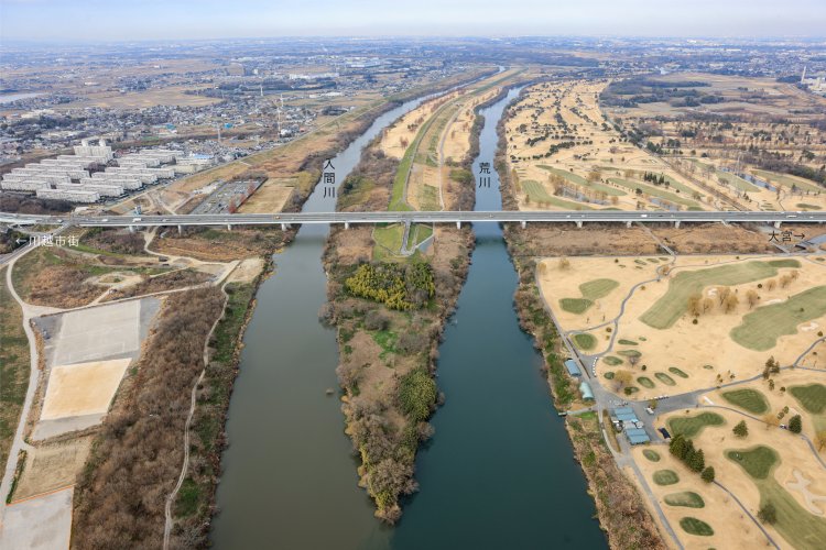 荒川と入間川の合流地点。人工的に作られた地形ではあるが、自然となじんでいるように感じた。