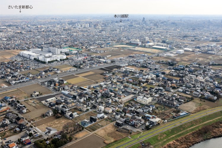 入間川上空から川越市街地方向を望む。左奥のほうに、うっすらとさいたま新都心のビル群も見える。