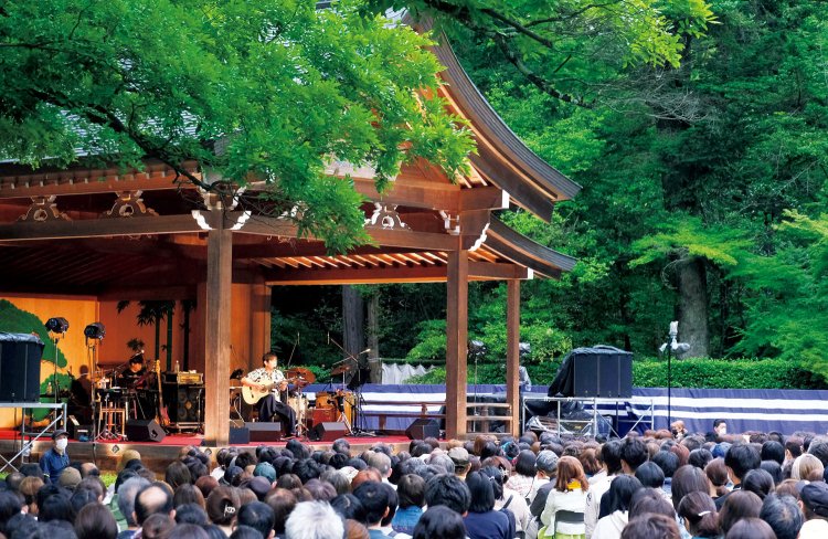 武田信玄を祀る武田神社の甲陽武能殿で行われた「ふるさと山梨にて愛と平和を歌うLove Song コンサート2024」（写真＝ほりたよしか）。
